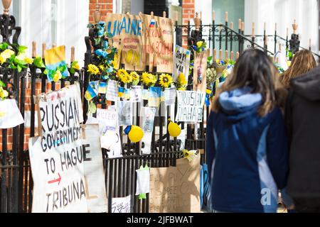 I messaggi e i poster contro l’invasione dell’Ucraina da parte della Russia sono visti a sinistra vicino all’ambasciata russa a Londra. Foto Stock