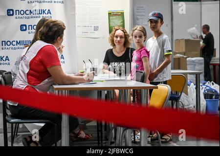 Non esclusiva: ZAPORIZHZHIA, UCRAINA - 30 GIUGNO 2022 - Una donna e bambini visita Ucrainas primo Centro di Aiuto per il salvataggio, Zaporizhzhia, Southeas Foto Stock