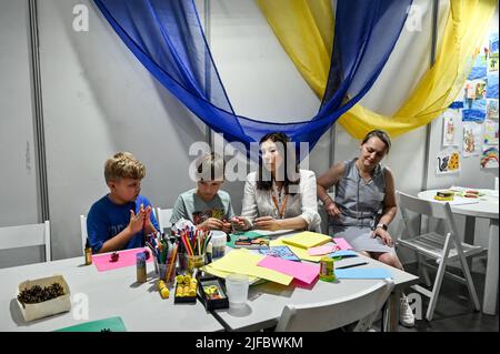 Non esclusiva: ZAPORIZHZHIA, UCRAINA - 30 GIUGNO 2022 - la gente visita Ucrainas primo centro di aiuto per il salvataggio, Zaporizhzhia, Ucraina sud-orientale. Foto Stock