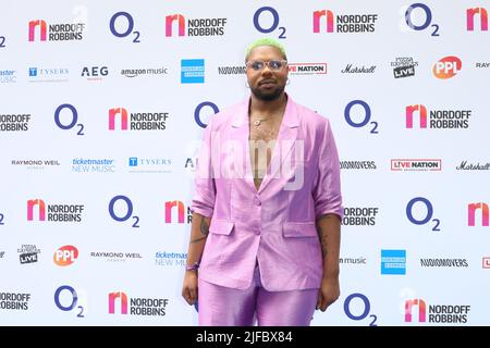 Londra, Regno Unito. 01st luglio 2022. MNEK partecipa al Nordoff Robbins O2 Silver Clef Awards al Grosvenor House Hotel di Londra Credit: John Davies/Alamy Live News Foto Stock