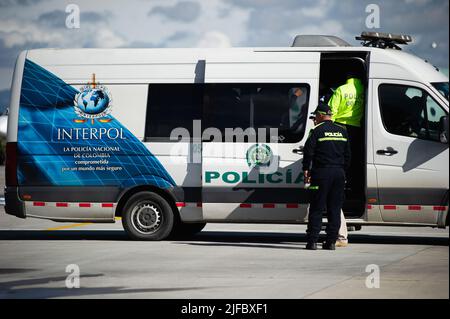 Bogota, Colombia. 01st luglio 2022. Un Interpol Police Transport arriva con Nini Johana Usuga alias 'la Negra', sorella del Drug lord colombiano Dairo Antonio Usuga, alias 'Otoniel', insieme ai membri della FARC Guerrilla estinta per la loro estradizione negli Stati Uniti d'America presso la base militare CATAM, a Bogota, il 1 luglio 2022. Foto di: Stringer/Long Visual Press Credit: Long Visual Press/Alamy Live News Foto Stock