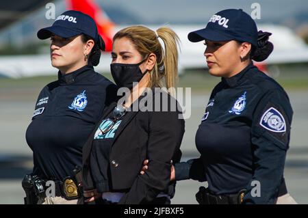 Bogota, Colombia. 01st luglio 2022. Nini Johana Usuga alias 'la Negra', sorella di Drug lord colombiano Dairo Antonio Usuga, alias 'Otoniel', è scortato da ufficiali di polizia Interpol prima della sua estradizione negli Stati Uniti d'America presso l'Aeronautica militare CATAM, a Bogotà, il 1 luglio 2022. Nini Johana Usuga fu estradata anche da membri dell'ex Guerrilla FARC. Foto di: Stringer/Long Visual Press Credit: Long Visual Press/Alamy Live News Foto Stock