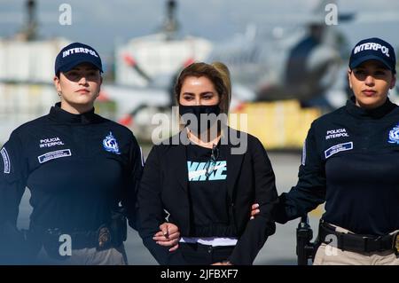 Bogota, Colombia. 01st luglio 2022. Nini Johana Usuga alias 'la Negra', sorella di Drug lord colombiano Dairo Antonio Usuga, alias 'Otoniel', è scortato da ufficiali di polizia Interpol prima della sua estradizione negli Stati Uniti d'America presso l'Aeronautica militare CATAM, a Bogotà, il 1 luglio 2022. Nini Johana Usuga fu estradata anche da membri dell'ex Guerrilla FARC. Foto di: Stringer/Long Visual Press Credit: Long Visual Press/Alamy Live News Foto Stock