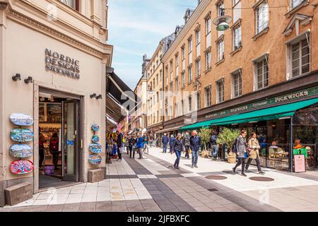 La trafficata strada pedonale per lo shopping Drottninggatan a Stoccolma, Svezia Foto Stock