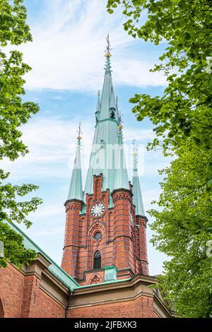 Guardando verso l'alto l'alta guglia della Chiesa di Santa Chiara (S:ta Clara Kyrka), Stoccolma, Svezia Foto Stock