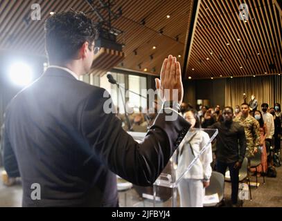 New York, Stati Uniti. 01st luglio 2022. 1 luglio 2022, New York, USA: (NUOVO) USCIS Benvenuto 40 nuovi cittadini degli Stati Uniti alla Biblioteca della Fondazione Stavros Niarchos in onore della Giornata dell'Indipendenza. 1st luglio 2022, New York, USA: USCIS e New York Public Library Benvenuto 40 cittadini degli Stati Uniti alla Stavros Niarchos Foundation Library durante una cerimonia speciale per celebrare la Giornata dell'Indipendenza degli Stati Uniti. Il vice direttore dell'USCIS di New York Scott Velez amministra il giuramento di Allegiance ai nuovi americani, mentre il presidente della biblioteca pubblica di New York Dr. Anthony Marx fornirà commenti di benvenuto e ospiterà la cittadinanza candi Foto Stock