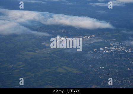 Guardando verso il basso l'aeroporto di Gatwick dall'alto in una giornata limpida sopra il sud dell'Inghilterra Foto Stock