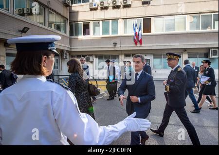 Marsiglia, Francia. 30th giugno 2022. Gerald Darmanin è visto lasciare gli edifici della stazione centrale di polizia di Marsiglia. Gerald Darmanin, ministro degli interni, si è recato alla stazione di polizia di Marsiglia per aggiornare la lotta contro la droga. Cinque giorni fa un ragazzo di 15 anni è stato ucciso in un incidente di traffico di droga nella città di Arles. Credit: SOPA Images Limited/Alamy Live News Foto Stock