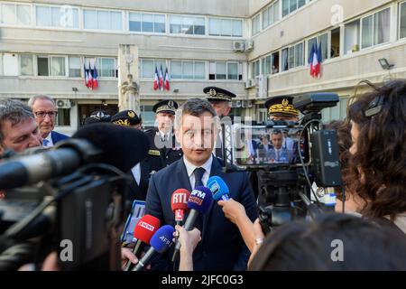 Marsiglia, Francia. 30th giugno 2022. Il Ministro Gerald Darmanin risponde alla stampa dopo la riunione. Gerald Darmanin, ministro degli interni, si è recato alla stazione di polizia di Marsiglia per aggiornare la lotta contro la droga. Cinque giorni fa un ragazzo di 15 anni è stato ucciso in un incidente di traffico di droga nella città di Arles. Credit: SOPA Images Limited/Alamy Live News Foto Stock