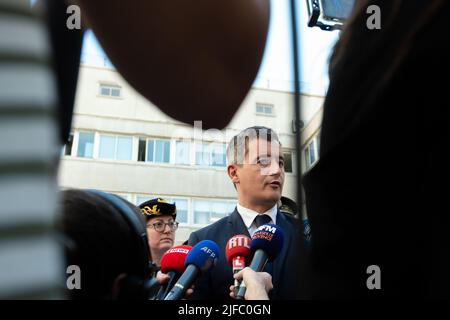 Marsiglia, Francia. 30th giugno 2022. Il Ministro Gerald Darmanin risponde alla stampa dopo la riunione. Gerald Darmanin, ministro degli interni, si è recato alla stazione di polizia di Marsiglia per aggiornare la lotta contro la droga. Cinque giorni fa un ragazzo di 15 anni è stato ucciso in un incidente di traffico di droga nella città di Arles. Credit: SOPA Images Limited/Alamy Live News Foto Stock