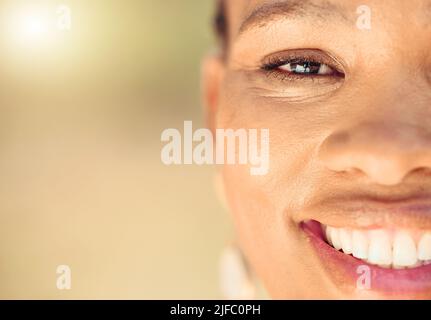 Primo piano ritratto di una bella giovane ragazza afroamericana volto. Sorridente femmina nera che mostra i suoi denti sani e perfetta igiene dentale e orale Foto Stock