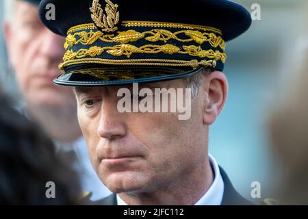 Marsiglia, Francia. 30th giugno 2022. Christophe Mirmand è visto durante la visita del ministro Gerald Darmanin a Marsiglia. Gerald Darmanin, ministro degli interni, si è recato alla stazione di polizia di Marsiglia per aggiornare la lotta contro la droga. Cinque giorni fa un ragazzo di 15 anni è stato ucciso in un incidente di traffico di droga nella città di Arles. (Foto di Laurent Coust/SOPA Images/Sipa USA) Credit: Sipa USA/Alamy Live News Foto Stock