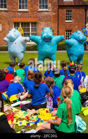 Winchester, Hampshire, Regno Unito. 1st luglio 2022. Winchester Hat Fair, festival annuale di teatro di strada e spettacoli all'aperto, il festival più lungo delle arti all'aperto, fondato nel 1974. Prende il suo nome dalla tradizione del pubblico che mette i soldi in un cappello per i buskers. Gli Hippos intratteneranno la folla con la loro danza. Credit: Carolyn Jenkins/Alamy Live News Foto Stock