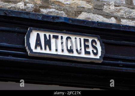 Primo piano di un cartello Antiquariato sopra una porta del negozio nello Yorkshire, Regno Unito. Foto Stock