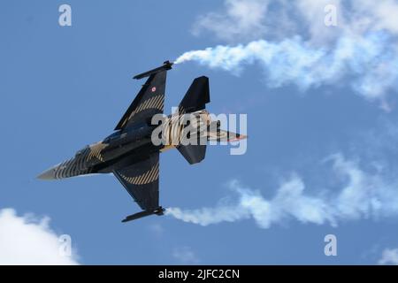 Konya, Turchia. 30th giugno 2022. International Anatolian Eagle 2022 esercitazioni militari continuano a Konya, osservatori militari dei paesi partecipanti e oltre 200 membri della stampa locale e straniera hanno guardato i voli dimostrativi di SOLOTURK (F-16) F- 4 Phantom Terminator. La Giornata della Stampa e dell'osservatore distinto è stata osservata all'aquila Anatoliana Internazionale 2022 in corso presso la base Jet 3rd di Konya. Gli esercizi militari iniziarono dal giugno 20 e proseguiranno fino al 1 luglio 2022 con la partecipazione della NATO, Giordania, Azerbaigian, Regno Unito, Pakistan e delle forze aeree e navali turche. Credito: Foto Stock