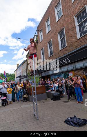 Winchester, Hampshire, Regno Unito. 1st luglio 2022. Winchester Hat Fair, festival annuale di teatro di strada e spettacoli all'aperto, il festival più lungo delle arti all'aperto, fondato nel 1974. Prende il suo nome dalla tradizione del pubblico che mette i soldi in un cappello per i buskers. Pete Anderson intrattiene la folla con i suoi atti instabili. Credit: Carolyn Jenkins/Alamy Live News Foto Stock