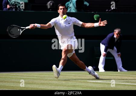 Londra, Regno Unito. 1 luglio 2022 - numero uno il seme Novak Djokovic raggiunge largo per una mano d'anticipo durante il suo secondo round match contro il collega serbo Miomir Kecmanovic al Centre Court di Wimbledon oggi. Credit: Adam Stoltman/Alamy Live News Foto Stock