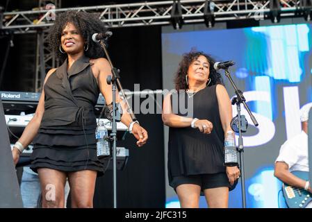 Cantanti di sostegno con la band Shalamar che si esibiscono al festival musicale Soultasia di Promenade Park, Maldon, Essex, Regno Unito Foto Stock