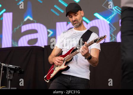 Chitarrista con la band Shalamar che suona al festival musicale Soultasia di Promenade Park, Maldon, Essex, UK Foto Stock