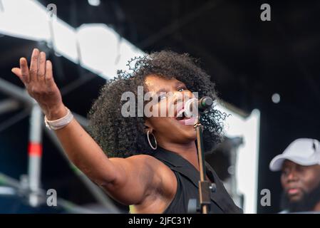 Cantante di sostegno con la band Shalamar che si esibisce al festival musicale Soultasia di Promenade Park, Maldon, Essex, Regno Unito Foto Stock