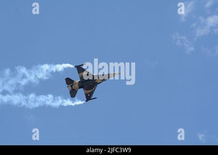 Konya, Turchia. 30th giugno 2022. International Anatolian Eagle 2022 esercitazioni militari continuano a Konya, osservatori militari dei paesi partecipanti e oltre 200 membri della stampa locale e straniera hanno guardato i voli dimostrativi di SOLOTURK (F-16) F- 4 Phantom Terminator. La Giornata della Stampa e dell'osservatore distinto è stata osservata all'aquila Anatoliana Internazionale 2022 in corso presso la base Jet 3rd di Konya. Gli esercizi militari iniziarono dal giugno 20 e proseguiranno fino al 1 luglio 2022 con la partecipazione della NATO, Giordania, Azerbaigian, Regno Unito, Pakistan e delle forze aeree e navali turche. Credito: Foto Stock