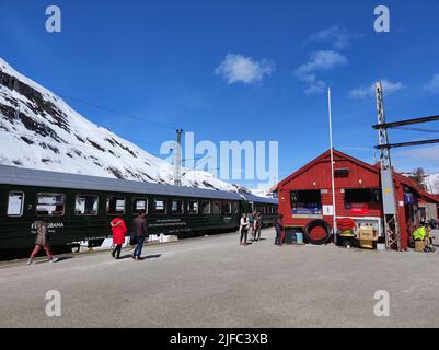 Myrdal, Norvegia: 3 maggio 2022 - treno per Flam Foto Stock