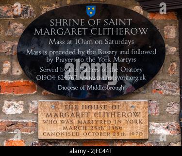 York, Regno Unito - Giugno 6th 2022: Una targa informativa all'ingresso del Santuario di Saint Margaret Clitherow, situato sugli Shambles nella città di York, Foto Stock