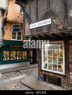 York, Regno Unito - Giugno 6th 2022: La strada medievale Little Shambles, nella storica città di York, Regno Unito. Foto Stock