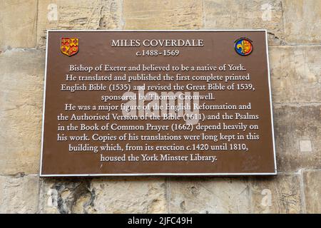 York, UK - Giugno 6th 2022: Targa che descrive l'opera di Miles Coverdale - ex vescovo di Exeter che tradusse la Bibbia inglese del 1st, ospitata nella Y Foto Stock