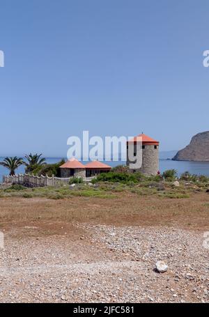 Il mulino a vento convertito si affaccia sul mare di Agios Antonios, isola di Tilos, Dodecaneso, Grecia Foto Stock