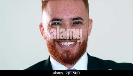 Executive irlandese redhair uomo sorridente al ritratto della fotocamera. Imprenditore di affari carisma bello sorriso Foto Stock