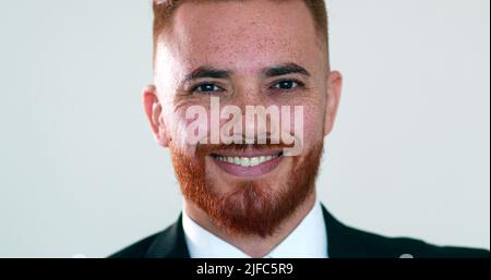 Executive irlandese redhair uomo sorridente al ritratto della fotocamera. Imprenditore di affari carisma bello sorriso Foto Stock