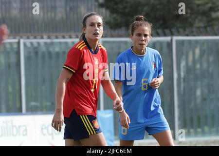 Castel di Sangro, Italia. 01st luglio 2022. Alexia Putellas di Spagna e Manuela Giugliano d'Italia durante la partita di calcio amichevole prima dell'EURO 2022 delle Donne tra Italia e Spagna allo Stadio Teofilo Patini di Castel di Sangro (Italia), 01 luglio 2022. Foto Cesare Purini/Insidefoto Credit: Ininsidefoto srl/Alamy Live News Foto Stock