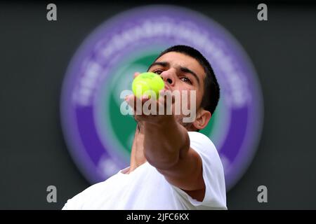 Londra, Regno Unito. 01st luglio 2022. IST Luglio 2022, All England Lawn Tennis and Croquet Club, Londra, Inghilterra; torneo di Wimbledon Tennis; Carlos Alcaraz serve a Oscar Otte nei singoli Mens Credit: Action Plus Sports Images/Alamy Live News Foto Stock