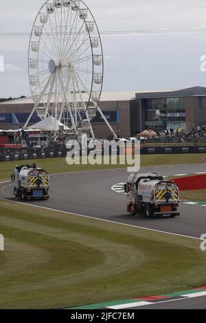 Silverstone, Northants, Regno Unito. 1st luglio 2022. Il Consiglio pulisce la pista prima della sessione di prove 2nd durante la prima giornata di prove per LA FORMULA LENOVO 1 Gran Premio britannico Credit: Motofoto/Alamy Live News Foto Stock