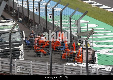 Silverstone, Northants, Regno Unito. 1st luglio 2022. Trackside Marshalls rilassarsi prima della sessione di prove 2nd durante la prima giornata di prove per LA FORMULA LENOVO 1 Gran Premio di Gran Bretagna credito: Motofoto/Alamy Live News Foto Stock