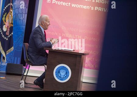 Washington DC, Stati Uniti. 01st luglio 2022. Il Presidente Joe Biden tiene un incontro virtuale con i governatori per discutere gli sforzi per proteggere l'accesso all'assistenza sanitaria riproduttiva nell'Auditorium della Corte Sud della Casa Bianca di Washington, DC venerdì 1 luglio 2022. Foto di Bonnie Cash/UPI Credit: UPI/Alamy Live News Foto Stock