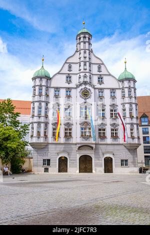 Memmingen, Swabia, Baviera, Germania - 8 giugno 2022: Scena di fronte alla fontana sulla piazza del mercato di fronte allo storico municipio rinascimentale. Foto Stock