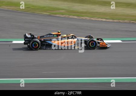 Silverstone, Northants, Regno Unito. 1st luglio 2022. Land Norris, McLaren, durante la prima giornata di prove per LA FORMULA LENOVO 1 Gran Premio di Gran Bretagna Credit: Motofoto/Alamy Live News Foto Stock