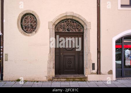 Porta ad arco circolare realizzata con arte in un edificio storico in Piazza Manghaus, nella città vecchia di Memmingen, nella regione della bassa Allgäu, in Baviera, Germania. Foto Stock