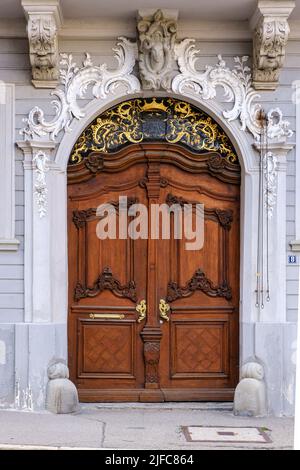 Porta ad arco circolare realizzata con arte in un edificio storico in Piazza Manghaus, nella città vecchia di Memmingen, nella regione della bassa Allgäu, in Baviera, Germania. Foto Stock