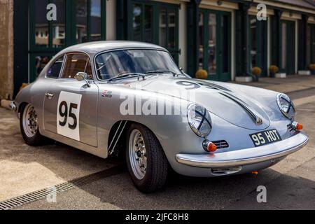 1961 Porsche 356B Carrera GT ‘95 HOT’ in mostra allo Scramble di giugno che si tiene presso il Bicester Heritage Centre il 19th giugno 2022 Foto Stock