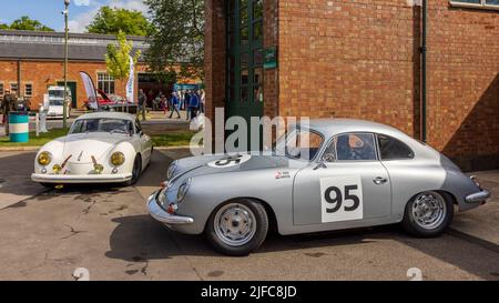 1954 Porsche 356 & 1961 Porsche 356B Carrera GT, in mostra allo Scramble di giugno che si tiene presso il Bicester Heritage Centre il 19th giugno 2022 Foto Stock