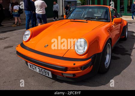 1980 Porsche 911 Turbo ‘KGY 359V’ in mostra allo Scramble di giugno che si tiene presso il Bicester Heritage Centre il 19th giugno 2022 Foto Stock