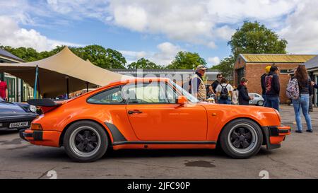 1980 Porsche 911 Turbo ‘KGY 359V’ in mostra allo Scramble di giugno che si tiene presso il Bicester Heritage Centre il 19th giugno 2022 Foto Stock