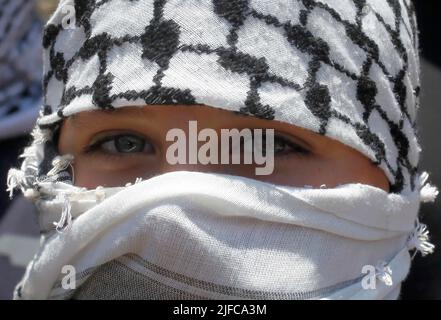Nablus, Cisgiordania, Palestina. 22nd giugno 2022. Un manifestante palestinese mascherato ha visto, durante la manifestazione contro gli insediamenti israeliani nel villaggio di Kafr Qaddaum vicino alla città di Nablus, in Cisgiordania. (Credit Image: © Nasser Ishtayeh/SOPA Images via ZUMA Press Wire) Foto Stock