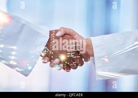 Primo piano di mani di due medici in camici da laboratorio scuotendo le mani, facendo un accordo, accettando una partnership. Due medici si salutano a vicenda con Foto Stock