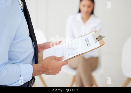 Primo piano di un manager di assunzione di razza mista sconosciuto utilizzando gli appunti durante l'intervista. Uomo d'affari ispanico che chiama candidato per l'apertura del lavoro, posto vacante, ufficio Foto Stock