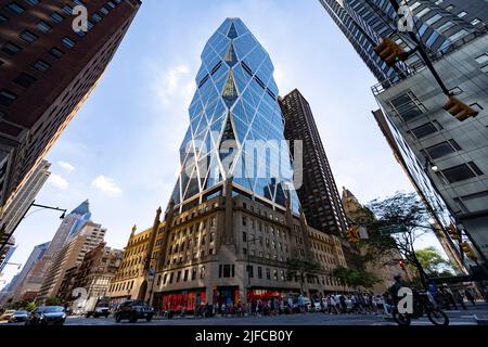 New York, New York, Stati Uniti. 25th giugno 2022. 25 giugno 2022: New York, USA: The Hearst Tower progettato da Norman Foster, quartier generale di Hearst Communications, situato in 300 West 57th Street a Midtown Manhattan (Credit Image: © Taidgh Barron/ZUMA Press Wire) Foto Stock