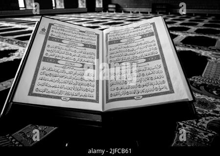Il Sacro Corano all'interno della moschea versione in bianco e nero. Cliccato in Dammam Masjid Arabia Saudita Foto Stock